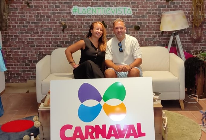El autor del cartel y la presidenta de la Fundación en La Casa del Carnaval