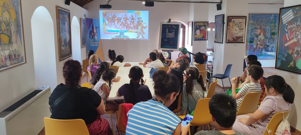 Alumnos durante la actividad educativa Vive la Casa del Carnaval