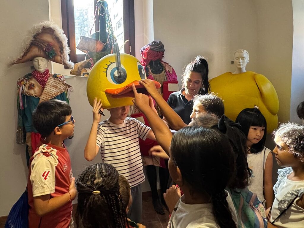 Escolares descubren tipos y elementos del patrimonio del Carnaval de Málaga