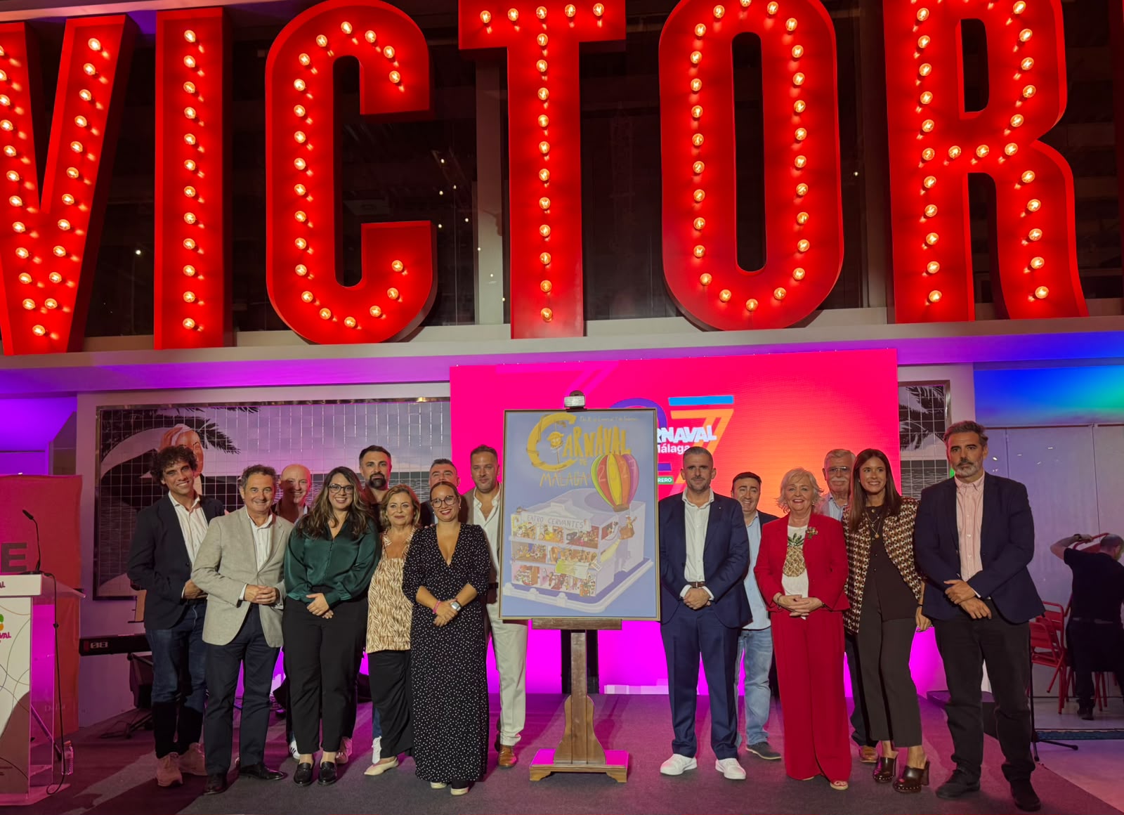 Foto de familia durante la presentación oficial del Carnaval de Málaga 2027 en la Fábrica de Cervezas Victoria.
