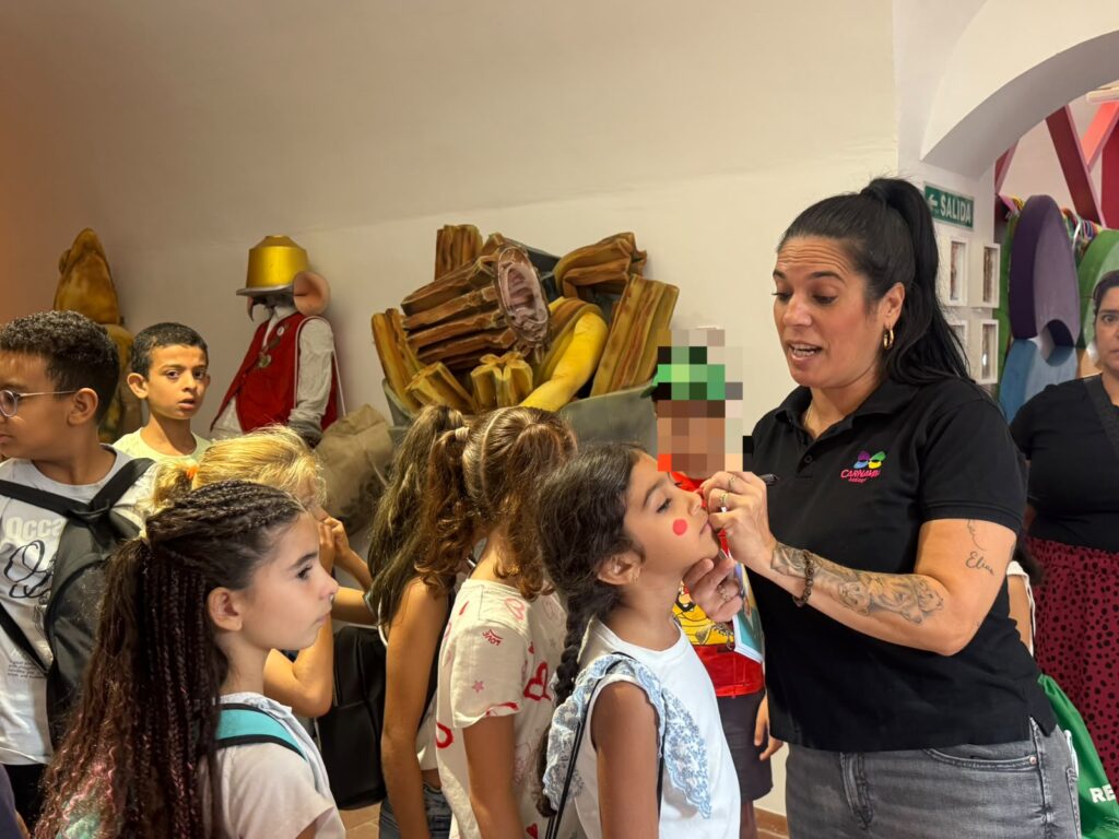 Taller de coloretes durante una visita escolar a la Casa del Carnaval de Málaga